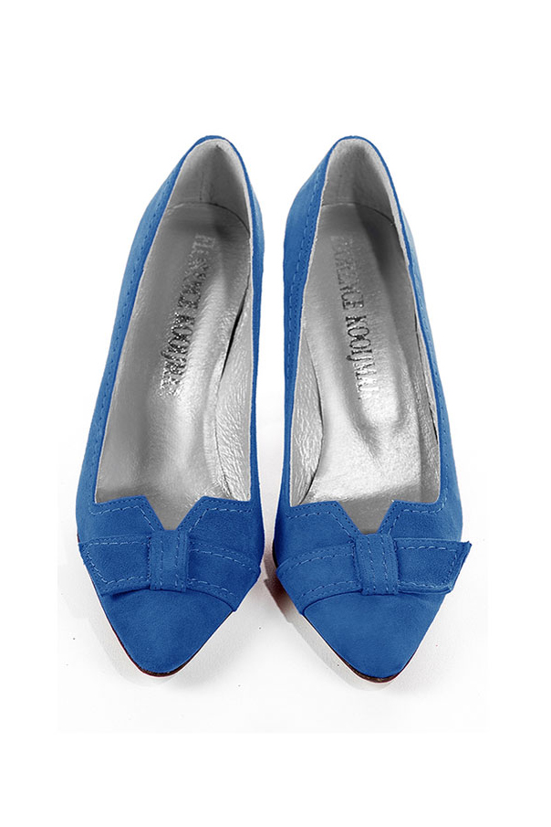 Electric blue women's dress pumps, with a knot on the front. Tapered toe. High kitten heels. Top view - Florence KOOIJMAN